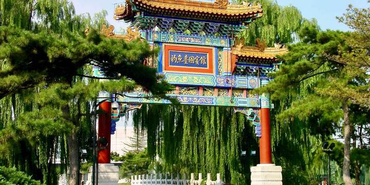 Nhà khách Điếu Ngư Đài được xây dựng và hoàn thành trước dịp quốc khánh năm 1959. Từ đó đến nay, nơi đây đã tiếp đón hơn 1.400 nguyên thủ và người đứng đầu chính phủ các nước, đồng thời trở thành địa điểm diễn ra nhiều hoạt động ngoại giao quan trọng. Trong khuôn viên vẫn còn lưu giữ hàng trăm cây cổ thụ cùng nhiều cây lưu niệm do các nguyên thủ quốc tế trồng trong các chuyến thăm.