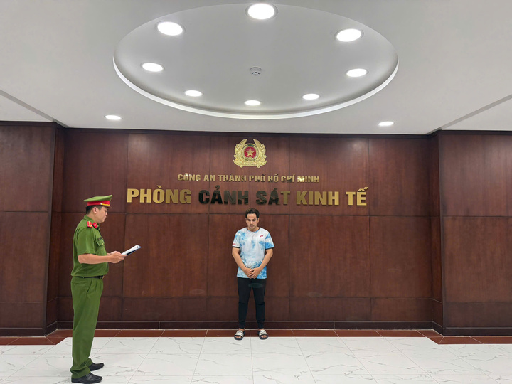 Công an TP.HCM khởi tố bị can đối với Nguyễn Trần Việt Hoàng về tội “Xâm phạm quyền sở hữu công nghiệp” để tiếp tục điều tra, xử lý theo quy định pháp luật.