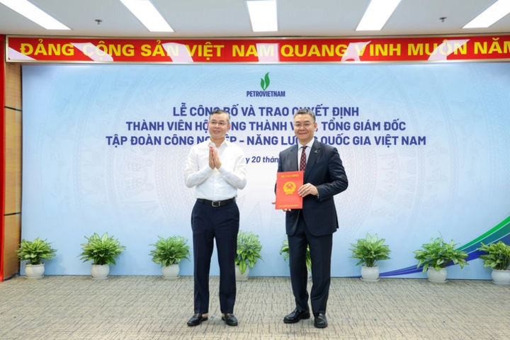 Bộ trưởng Bộ Tài chính Ngô Văn Tuấn trao quyết định cho tân Tổng Giám đốc Petrovietnam Lê Mạnh Cường. (Ảnh: PVN).