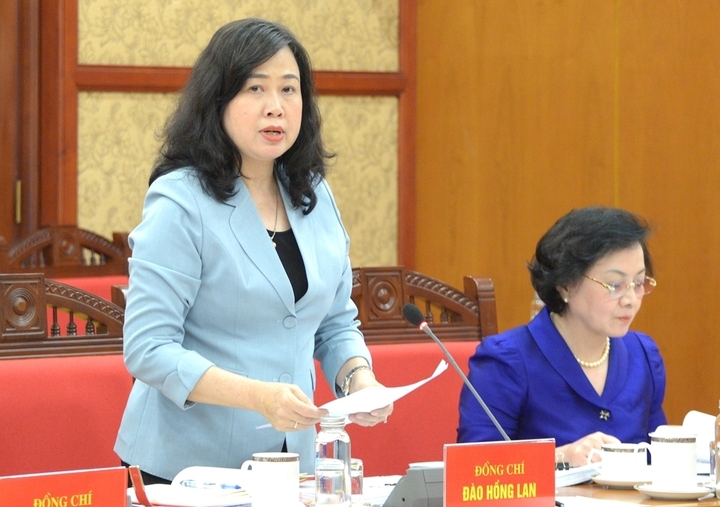 Bộ trưởng Bộ y tế Đào Hồng Lan báo cáo tại buổi làm việc