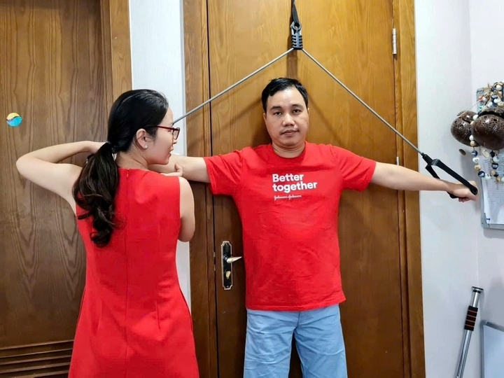 Anh Toán tập vật lý trị liệu tại nhà phục hồi chức năng vận động.