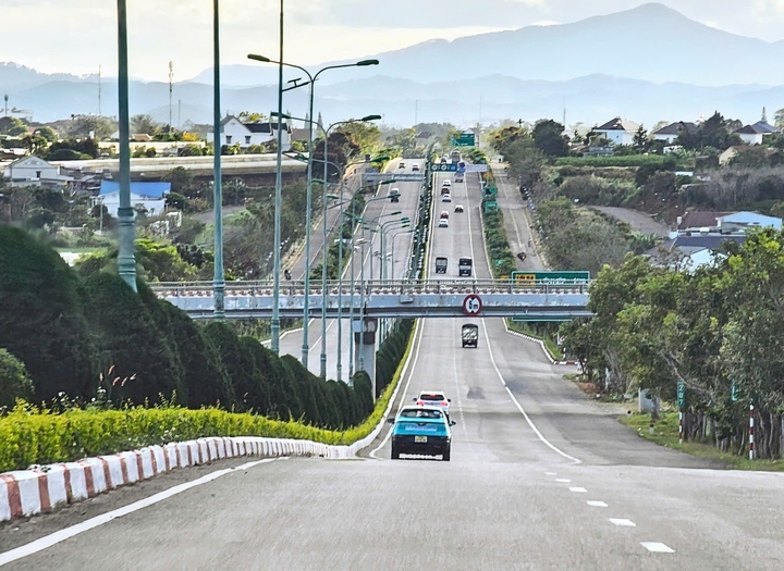 Khu vực Đức Trọng có đầy đủ hệ thống đường cao tốc, sân bay quốc tế, cảng cạn.