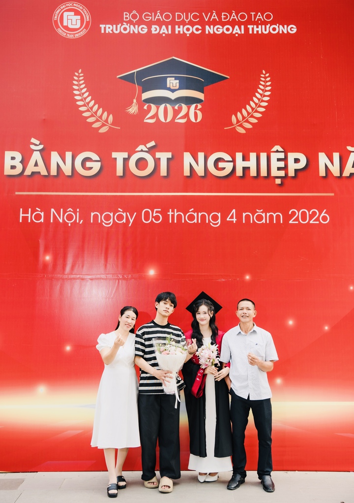 Trong suốt quá trình học đại học, Huyền dần chuyển hướng sang AI – lựa chọn mà cô mô tả là “khá khác” so với định hướng ban đầu. Xuất thân từ khối kinh tế, nữ sinh phải tự học lại các kiến thức nền tảng như Toán, lập trình và Machine Learning để theo kịp các sinh viên chuyên ngành Công nghệ thông tin. “Có giai đoạn em vừa học trên trường, vừa tham gia đội tuyển học thuật, vừa tự học AI gần như mỗi ngày, nhưng khi đã đam mê, em luôn muốn nỗ lực để đi đến tận cùng”, cô chia sẻ. Động lực chuyển hướng của Huyền còn đến từ sự tin tưởng và đồng hành của gia đình. Dù có nhiều băn khoăn khi con gái theo đuổi một lĩnh vực mới, bố mẹ cô vẫn lựa chọn lắng nghe và đồng hành thay vì áp đặt.