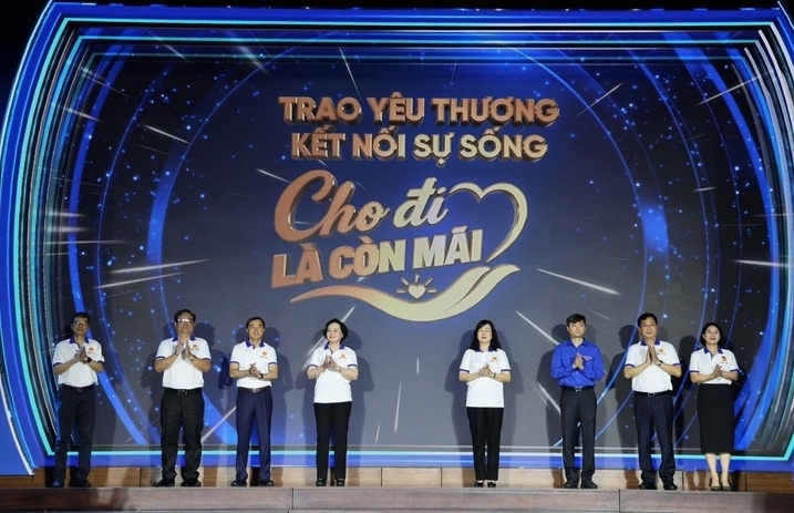 Phó Thủ tướng Phạm Thị Thanh Trà và các đại biểu thực hiện nghi thức phát động Ngày hưởng ứng hiến tặng mô, tạng.