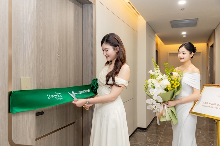 Khách hàng hài lòng khi nhận bàn giao căn hộ LUMIÈRE Evergreen. (Ảnh: MH)