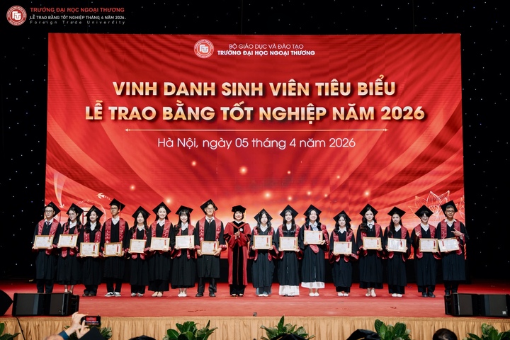 Theo Huyền, điều khiến cô ấn tượng nhất ở FTU là sự đa dạng: từ học thuật, nghiên cứu đến startup và hoạt động xã hội. Chính sự đa dạng ấy khiến cô tin rằng bản thân sẽ có thêm động lực để thay đổi và trưởng thành. “Em chọn Ngoại thương không hẳn vì đã biết rõ mình muốn làm gì sau này, mà vì tin rằng được ở trong một môi trường có nhiều góc nhìn khác nhau sẽ giúp mình trưởng thành nhanh hơn”, Huyền nói.