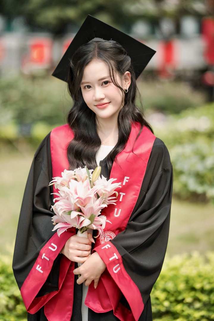 Từ một nữ sinh yêu thích Toán học tại Trường THPT Trần Phú – Hà Tĩnh đến sinh viên tốt nghiệp xuất sắc ngành Kinh tế đối ngoại của Trường Đại học Ngoại thương, hành trình của Nguyễn Khánh Huyền (SN 2004, Hà Tĩnh) là câu chuyện về sự dịch chuyển không ngừng trong tư duy học tập và khát vọng khám phá bản thân.