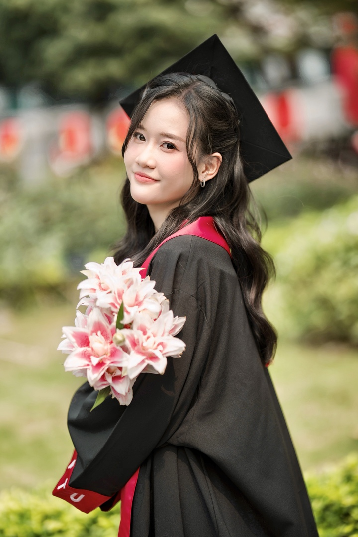 “Khi học và trải nghiệm nhiều hơn, em càng cảm thấy điều quan trọng nhất là khả năng tự học và tự chịu trách nhiệm với cuộc đời của mình. Đôi khi những lựa chọn khiến mình lo lắng nhất lại chính là những lựa chọn khiến mình thay đổi nhiều nhất sau này”, Khánh Huyền bày tỏ.