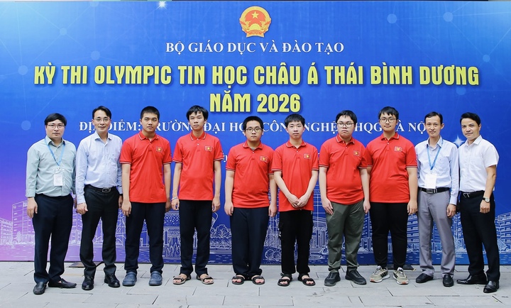 6 học sinh Việt Nam tham dự APIO 2026 đều đoạt huy chương (mặc áo đỏ từ trái sang phải), gồm: Em Nguyễn Bùi Đức Dũng, em Đặng Huy Hậu, em Nguyễn Hữu Tuấn, em Thái Văn Gia Kiên, em Lê Phạm Duy Khoa, em Nguyễn Khánh Phúc. (Ảnh: MOET)
