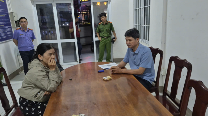 Hai bị can tại cơ quan công an. (Ảnh: CACC)
