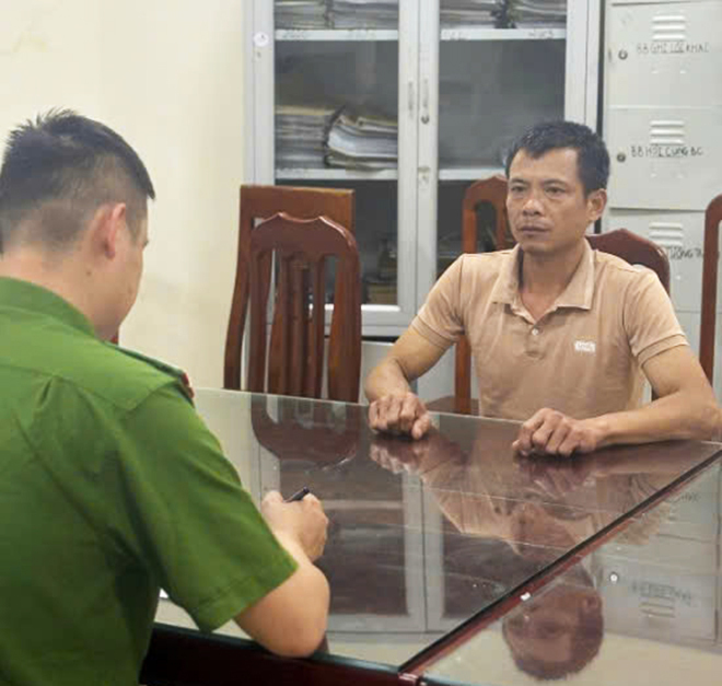 Nguyễn Văn Tùy tại cơ quan công an. (Ảnh: Công an Hưng Yên)
