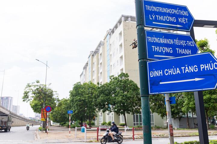 Khu vực này được quy hoạch đồng bộ với hệ thống trường học từ bậc mầm non đến THPT, đồng thời chỉ cách Bệnh viện Đa khoa Đức Giang khoảng 2,5 km. Bên cạnh đó, dự án còn sở hữu công viên và khu thể thao rộng hơn 5,6 ha, mật độ xây dựng khoảng 30%, mang lại không gian sống thoáng đãng hơn so với nhiều khu dân cư ven sông trước đây.