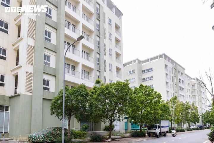 Khu tái định cư gồm 5 tòa chung cư cao 7 tầng nổi và 1 tầng hầm, với 67 căn hộ đa dạng diện tích, từ dưới 50 m² đến hơn 80 m².