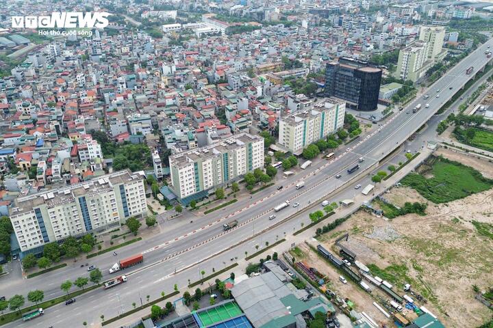 Khu tái định cư Thượng Thanh (phường Việt Hưng) gồm 5 tòa chung cư cao tầng hoàn thành từ năm 2013 phục vụ Đề án giãn dân phố cổ Hà Nội. Tuy nhiên, sau hơn một thập kỷ, khu tái định cư vẫn thưa vắng người ở do nhiều hộ dân không muốn rời nơi sinh sống quen thuộc.