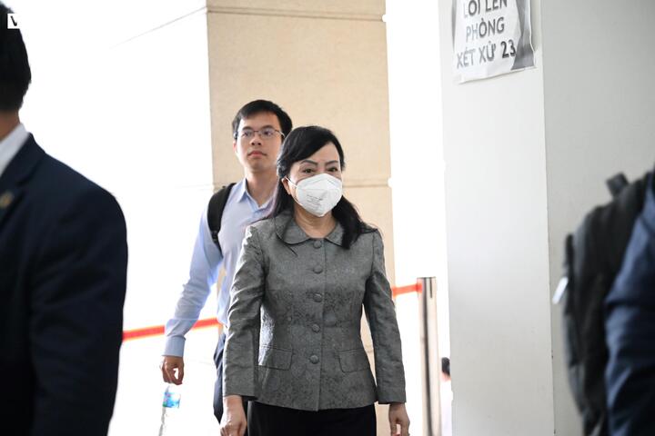 Hơn 8h ngày 20/5, cựu Bộ trưởng Bộ Y tế Nguyễn Thị Kim Tiến đeo khẩu trang kín đến tòa TAND TP Hà Nội.