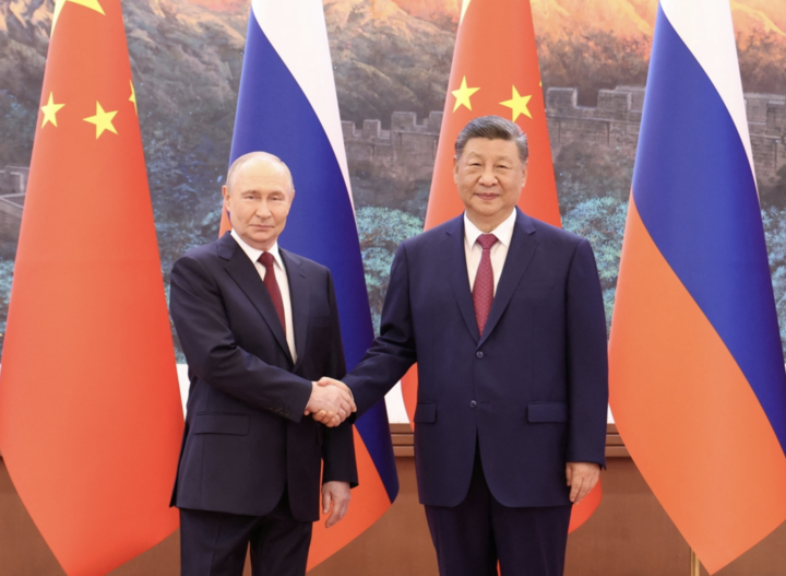 Chủ tịch Trung Quốc Tập Cận Bình và Tổng thống Nga Vladimir Putin tại lễ đón và hội đàm sáng 20/5 (Nguồn: Reuters)