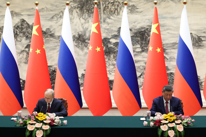 Tổng thống Nga Vladimir Putin và Chủ tịch Trung Quốc Tập Cận Bình trong lễ ký kết. (Ảnh: Reuters)