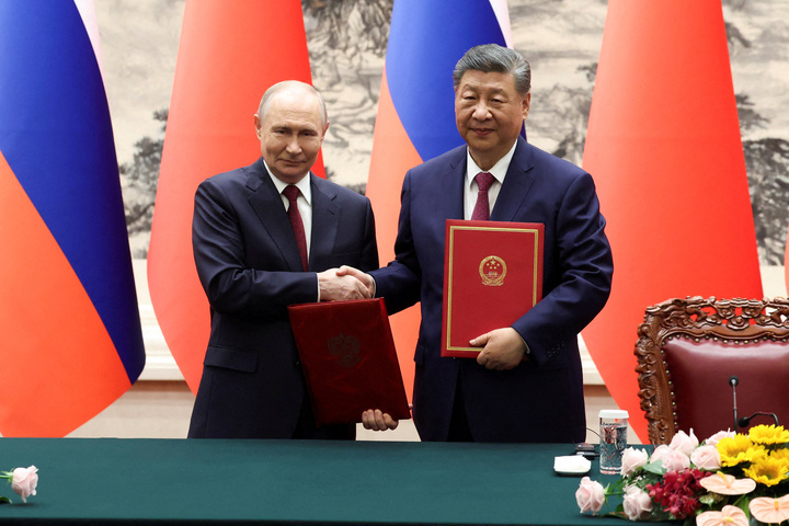 Tổng thống Nga Vladimir Putin và Chủ tịch Trung Quốc Tập Cận Bình bắt tay trong lễ ký kết tại Đại lễ đường Nhân dân ở Bắc Kinh, Trung Quốc, ngày 20/5/2026. (Ảnh: Reuters)