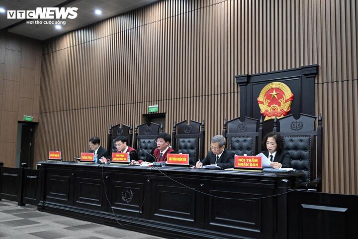 Phiên toà dự kiến kéo dài 6 ngày, HĐXX gồm 5 người do thẩm phán Nguyễn Xuân Văn làm Chủ tọa. Đại diện viện kiểm sát giữ quyền thực hành công tố và kiểm sát xét xử gồm 5 người.