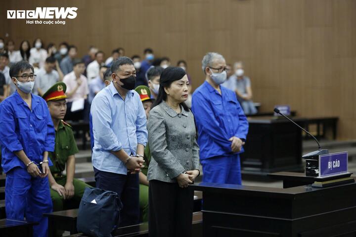 Cựu Bộ trưởng Y tế Nguyễn Thị Kim Tiến cùng các bị cáo tại toà.