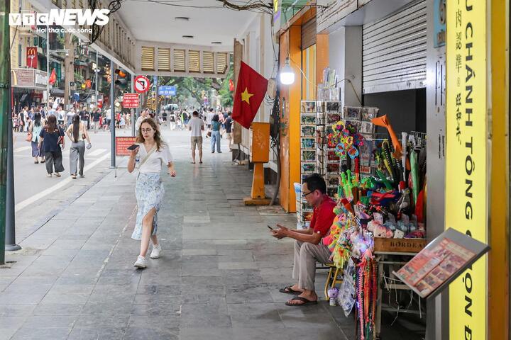 Khi vỉa hè được cho thuê kinh doanh có kiểm soát, người bán và người đi bộ đều sẽ có lợi. (Ảnh: Minh Đức)