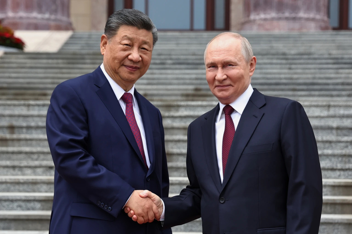 Ông Putin và Chủ tịch Trung Quốc Tập Cận Bình bắt tay khi buổi lễ bắt đầu. (Nguồn: AP)
