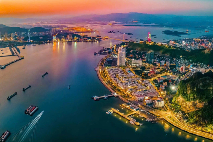 Hiện Quảng Ninh đáp ứng 7/7 tiêu chí theo quy định để có thể "chuyển mình" từ tỉnh lên thành phố trực thuộc Trung ương.