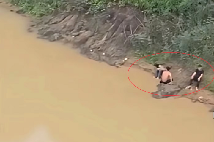 Hai nam sinh cứu bạn nữ vào bờ an toàn