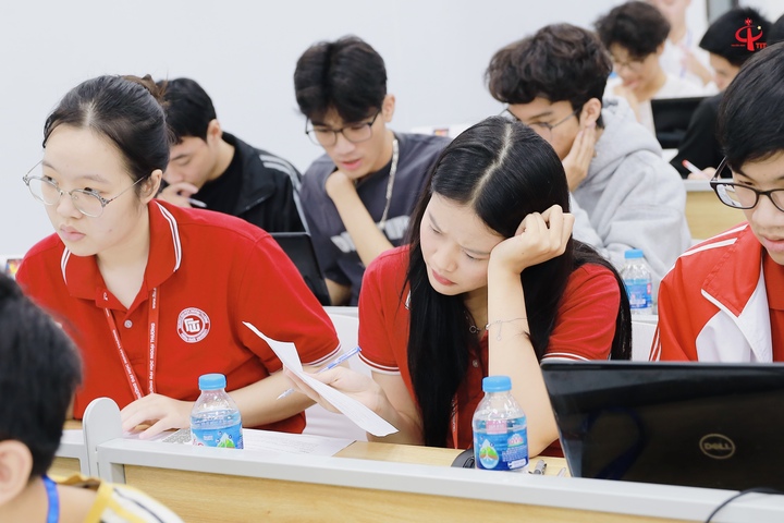 Sau khi tốt nghiệp, Huyền hiện làm việc trong lĩnh vực ML/AI Engineer và chuẩn bị tham gia chương trình đào tạo AI thực chiến khóa 2 tại Vingroup. Trong tương lai, cô mong muốn tiếp tục theo đuổi con đường nghiên cứu và và ứng dụng AI thực tiễn. Nữ sinh Ngoại thương cũng đặt mục tiêu theo học chương trình thạc sĩ hoặc tiến sĩ nếu có cơ hội phù hợp, đồng thời hy vọng một ngày có thể tham gia các nhóm nghiên cứu hoặc phòng lab quốc tế để tiếp tục phát triển bản thân.