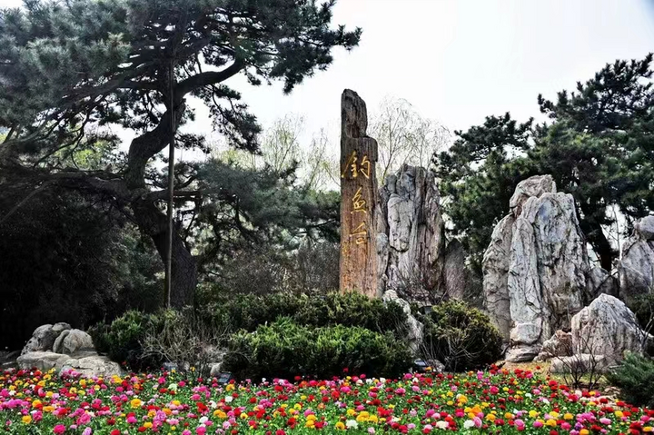 Sau khi nước Cộng hòa Nhân dân Trung Hoa được thành lập, hoạt động ngoại giao được đẩy mạnh. Năm 1958, Trung Quốc quyết định chọn khu thắng cảnh Điếu Ngư Đài để xây dựng nhà khách quốc gia, do Bộ Ngoại giao phụ trách. Sau hơn một năm thi công, 17 tòa nhà tiếp đón được hoàn thành. Phần lớn là các công trình hai tầng bằng gạch đỏ, giữ nguyên nét kiến trúc bên ngoài nhưng được trang bị nội thất hiện đại. Trong đó, Tòa nhà số 18 - khu dành cho các nguyên thủ - được xem là sang trọng nhất
