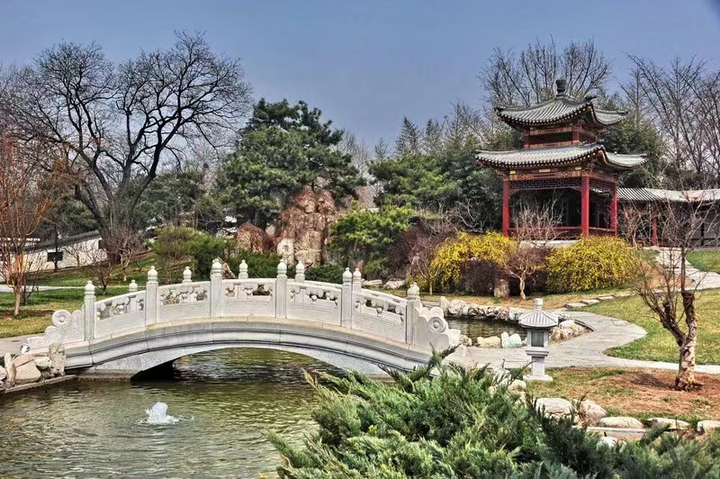 Nhà khách quốc gia Điếu Ngư Đài nằm trong khu thắng cảnh cổ cùng tên ở phía tây Bắc Kinh, gần công viên Ngọc Uyên Đàm. Khuôn viên có tổng diện tích khoảng 420.000 m². Nơi đây nổi bật với không gian thanh tĩnh, nhiều đình đài, hồ nước, cầu đá, cây xanh và hoa cỏ, kết hợp hài hòa giữa kiến trúc truyền thống Trung Hoa với phong cách hiện đại. Điếu Ngư Đài, còn được gọi là “Đài Câu Cá”. Tên gọi này xuất phát từ thời Hoàng đế Kim Chương Tông, người từng cho xây một đài câu cá tại đây. Khu vực này đã có lịch sử hơn 800 năm.