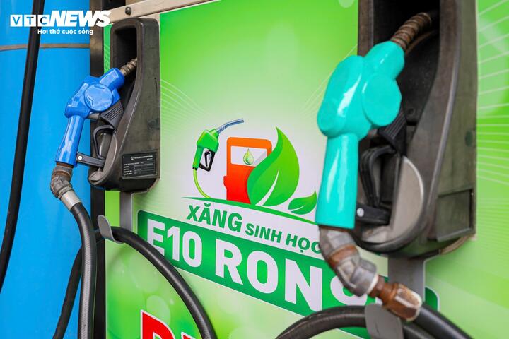 Giá xăng E10 hiện bán rẻ hơn xăng khoáng. (Ảnh minh họa: Minh Đức).
