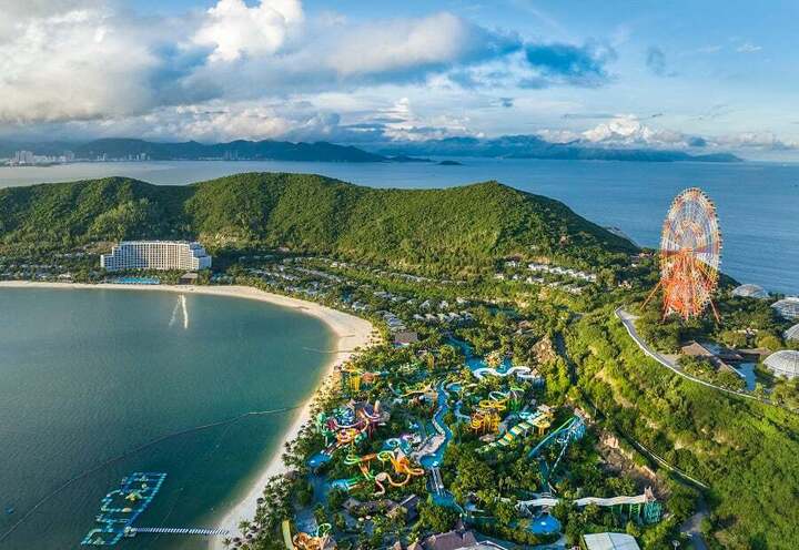 Hòn Tre sở hữu bãi biển tuyệt đẹp giữa vịnh Nha Trang cùng hệ sinh thái nghỉ dưỡng - vui chơi giải trí quy mô hàng đầu khu vực.