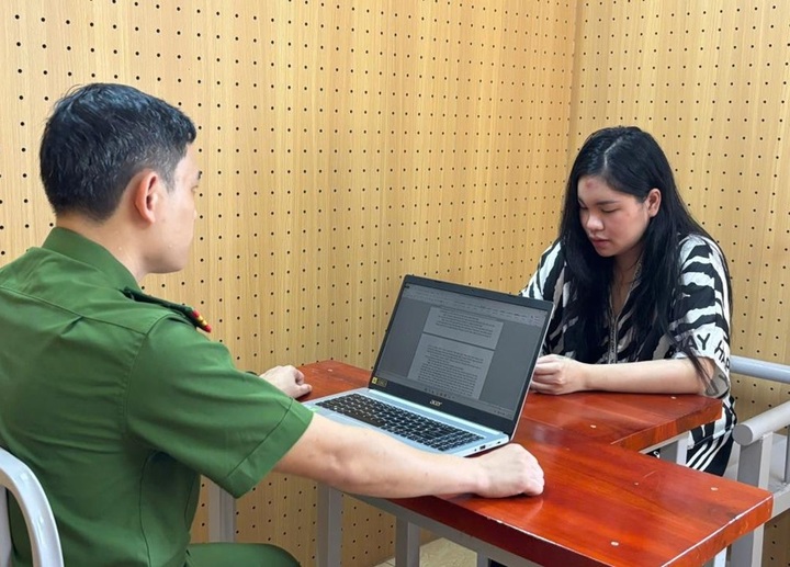 Cơ quan điều tra làm việc với Lê Việt Trinh. (Ảnh: Công an Hà Tĩnh)