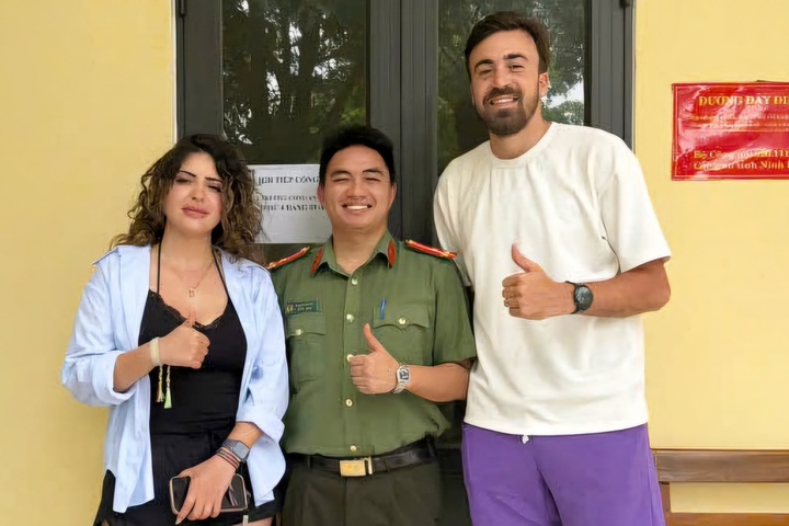 Vợ chồng anh Mohamed Zaanouni nhanh chóng nhận lại toàn bộ tài sản bị thất lạc sau 4 giờ.