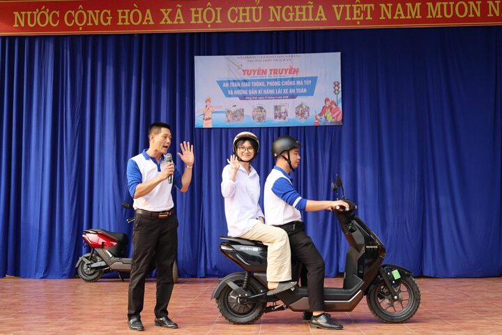 Buổi tuyên truyền an toàn giao thông tại trường THPT Thạch An, tỉnh Cao Bằng.