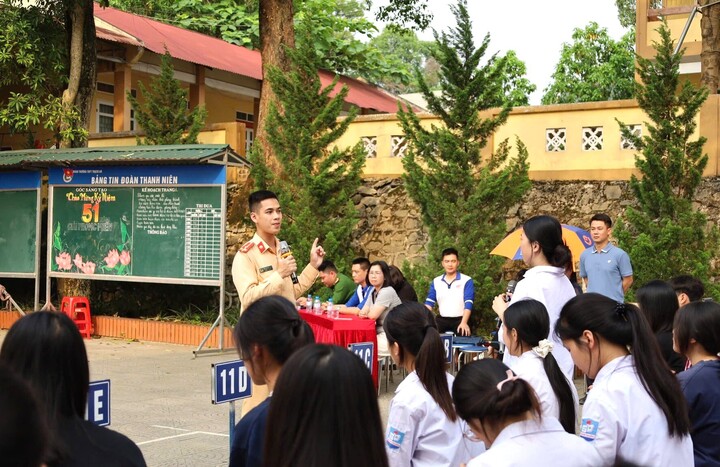 Phần giao lưu hỏi đáp kiến thức ATGT giúp học sinh dễ tiếp thu, ghi nhớ kiến thức pháp luật và nâng cao ý thức tự giác chấp hành khi tham gia giao thông.