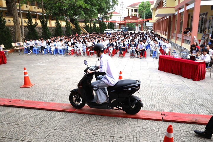 Học sinh được thực hiện kỹ năng lái xe an toàn.