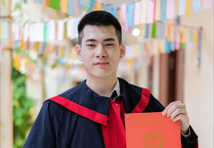 Nguyễn Anh Vũ, một trong 5 thủ khoa tốt nghiệp đợt sớm tại Đại học Kinh tế Quốc dân với điểm GPA tuyệt đối 4.0, hoàn thành chương trình sau 3,5 năm. (Ảnh: NVCC)