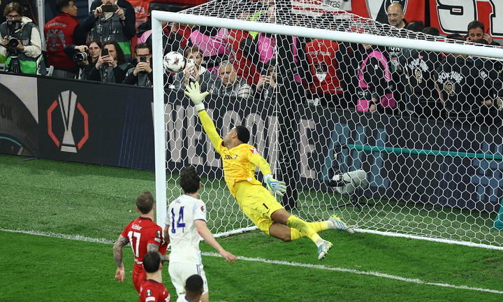 Khoảnh khắc Buendia nâng tỷ số lên 2-0. (Ảnh: Reuters)