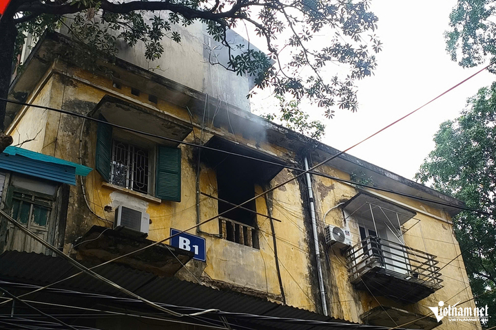 Nhận tin báo, Phòng Cảnh sát PCCC&CNCH Công an TP Hà Nội đã huy động phương tiện cùng cán bộ, chiến sĩ đến hiện trường dập lửa, hỗ trợ đưa người dân ra ngoài.