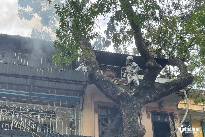 Cháy căn hộ tập thể ở Hà Nội, người dân hoảng hốt tháo chạy - 4