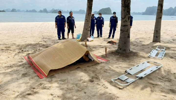 Đội cứu hộ cứu nạn Quảng Ninh đưa thi thể hai vợ chồng ngư dân gặp nạn khi đi đánh bắt thủy sản trên Vịnh Hạ Long.