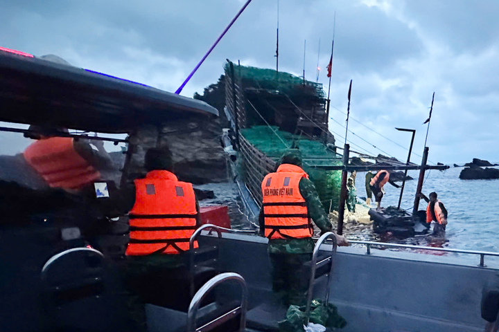 Lực lượng biên phòng Quảng Ninh ứng cứu kịp thời 8 ngư dân gặp nạn trên vùng biển Cô Tô.