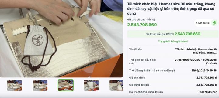Túi xách nhãn hiệu Hermès size 30 màu trắng, không đính đá, đã qua sử dụng, giá trúng là hơn 2,5 tỷ đồng.
