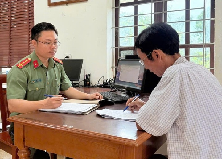 Cán bộ Công an làm việc với ông N.V.C. (Ảnh: Công an Nghệ An)