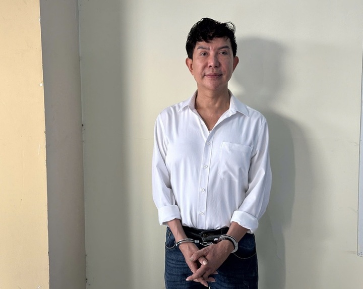 Ca sĩ Long Nhật tại cơ quan điều tra