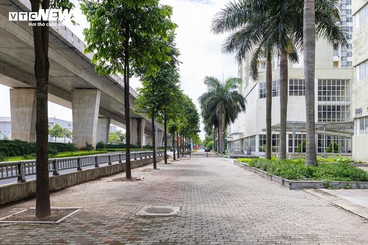 Khu nhà được hoàn thiện đồng bộ hạ tầng kỹ thuật, nằm gần trung tâm và có đầy đủ tiện ích thiết yếu, tạo điều kiện thuận lợi để người dân sớm ổn định cuộc sống.