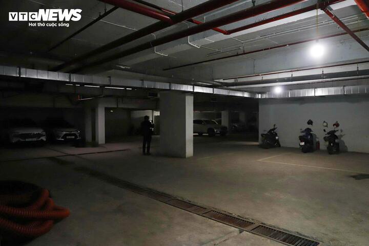 Khu vực hầm gửi xe có diện tích rộng, tuy nhiên chưa được lắp đặt hệ thống vận hành tự động, việc trông giữ phương tiện hiện vẫn thực hiện thủ công.