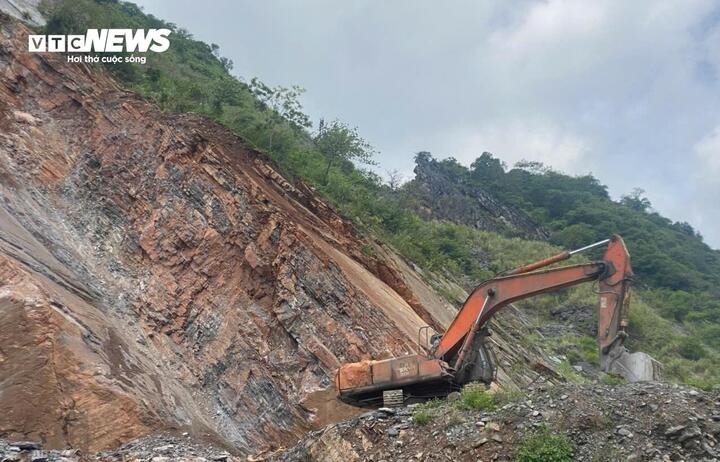 Ngay trong đêm 20/5, ông Lò Văn Thời được phát hiện và đưa đi cấp cứu nhưng không qua khỏi. Đến sáng 21/5, thi thể 2 nạn nhân còn lại được tìm thấy.